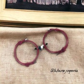 Pulsera cordón color vino parejas corazón