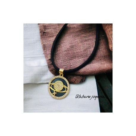Chocker saturno negro chapa de oro 18k